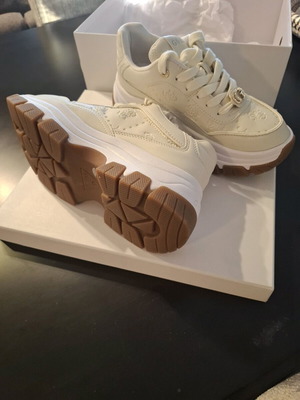 Guess sneakers καινούργια, μέγεθος 38, μπεζ αθλητικά