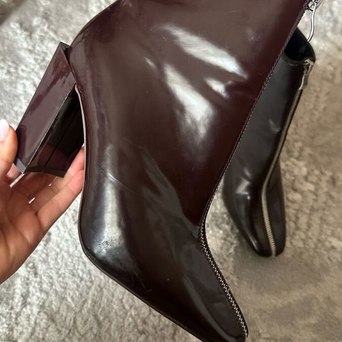 Burgundy ankle boots size 39 like new with impressive heel and zipper