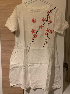 Summer dress caftan white large like new with design and pockets