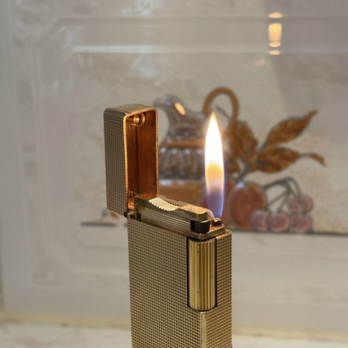 St Dupont lighter like new with elegant design