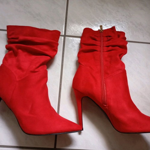Red castor boots new with 8 cm heel