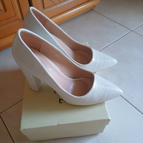 Pumps like new, white with croco pattern, size 38, heel 9.5cm