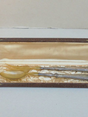 Κουτάλι και πιρούνι σαλάτας κοκάλινα με επάργυρη λαβή, γαλλικής κατασκευής, τέλη 19ου αιώνα