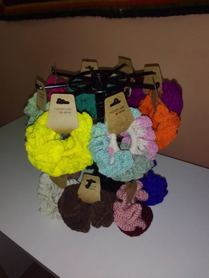 Scrunchies χειροποίητα πλεκτά σε διάφορους χρωματικούς συνδυασμούς