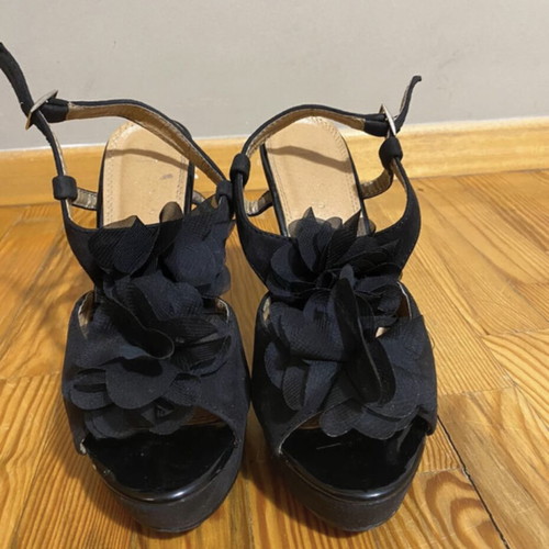 Black sandals like new with flower design, size 37