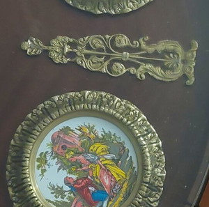 Τραπέζι αντίκα, μασίφ ξύλο καρυδιάς, μπρούτζινες διακοσμίσεις, χειροποίητη πορσελάνη με ζωγραφική.