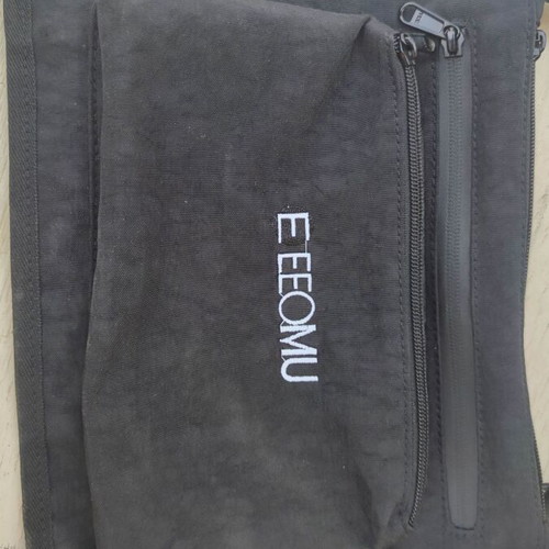 E EEOMU shoulder bag like new, black with zipper