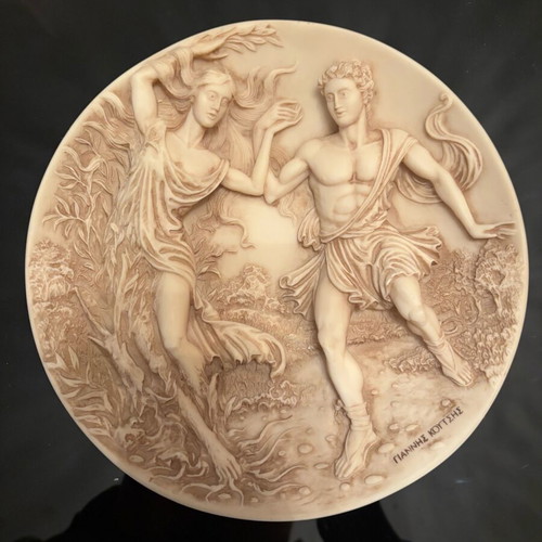 Collectible decorative plate “Daphne and Apollo” like new