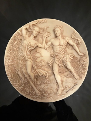 Collectible decorative plate “Daphne and Apollo” like new