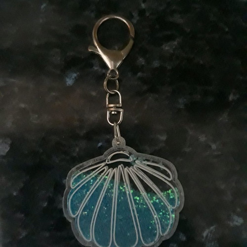 Shell keychain used with moving blue rhinestones