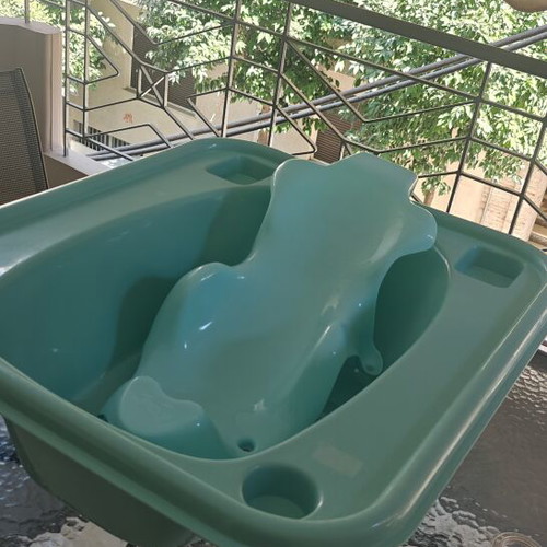 Baby bathtub with anti-slip bath base