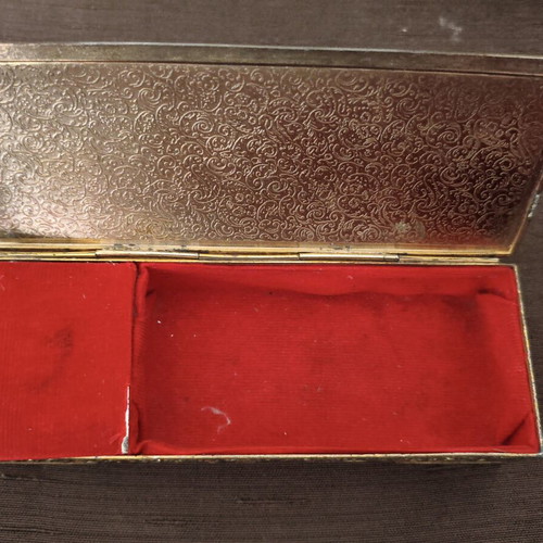 Vintage music jewelry box with working Sankyo wind-up mechanism used