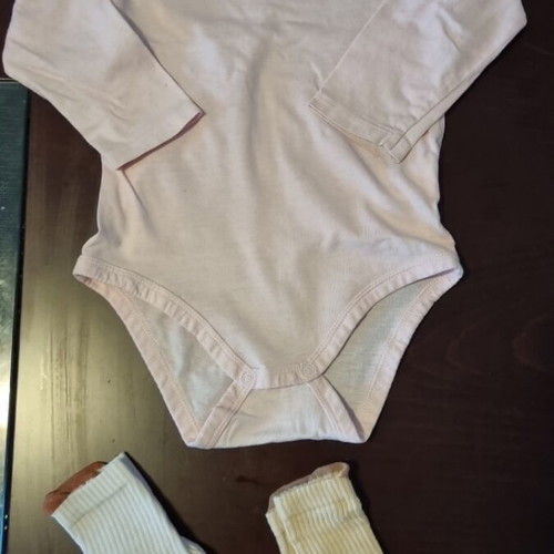 Baby set like new with pink long-sleeve bodysuit and 2 pairs of socks