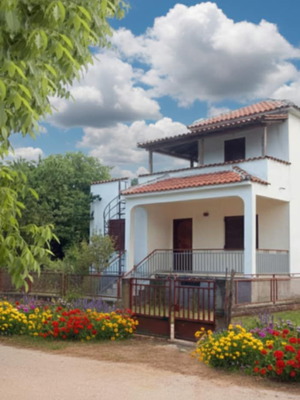 Maisonette in village center with four rooms and two large balconies with view