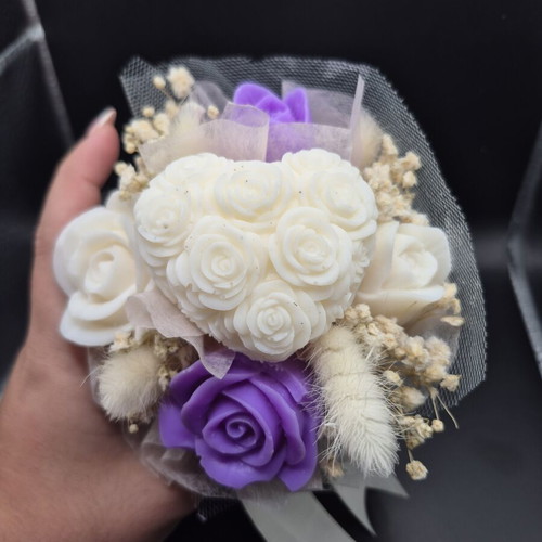 Wax bouquet like new with random flowers and customizable scent and color