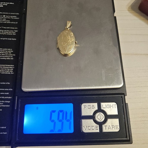 Gold pendant locked 14K like new