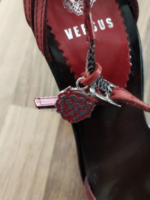 Πέδιλα Versace κόκκινα δερμάτινα νούμερο 37 σαν καινούργια με μεταλλικές λεπτομέρειες