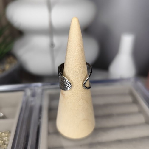 Adjustable stainless steel ring like new, silver color