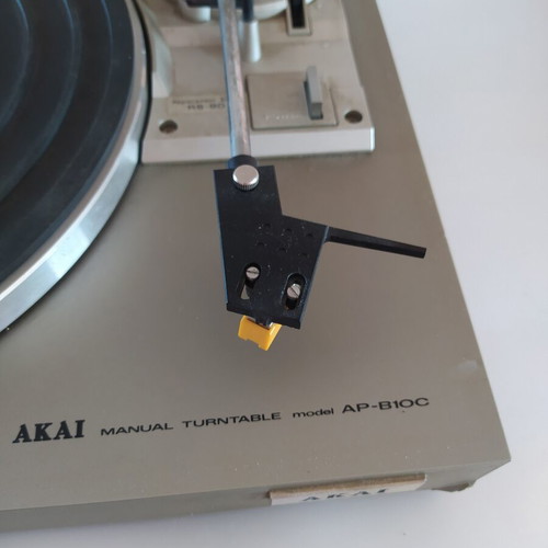 Akai AP B10C turntable used, very good condition with minor damage