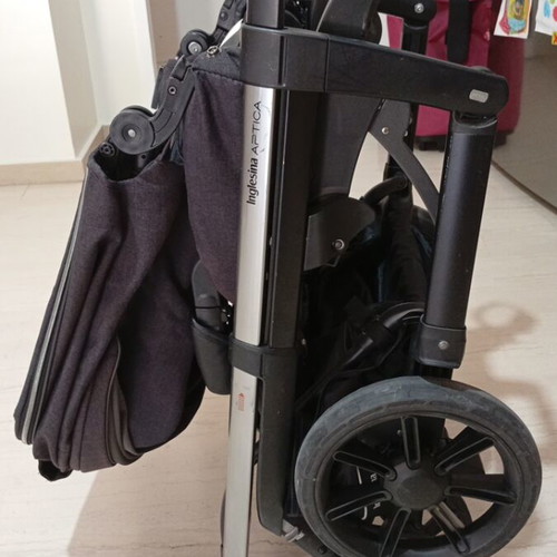 Inglesina Aptica stroller like new with footmuff and rain cover