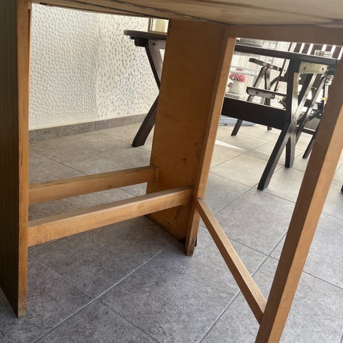 Folding dining table like new, compact and sturdy