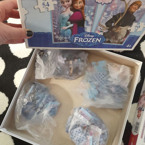 Frozen puzzle set of 2 like new