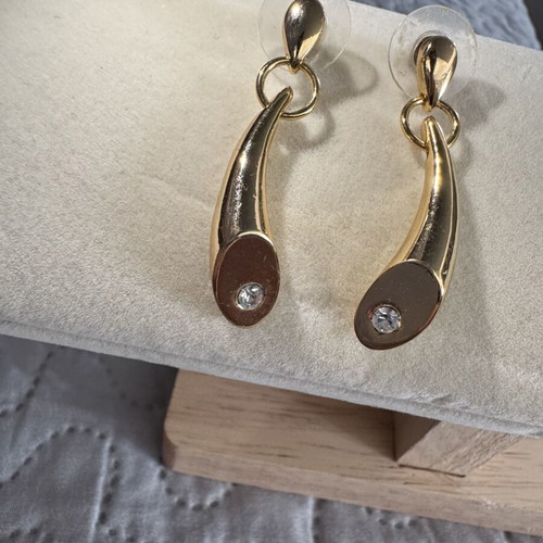 Earrings like new, gold tone, dangle