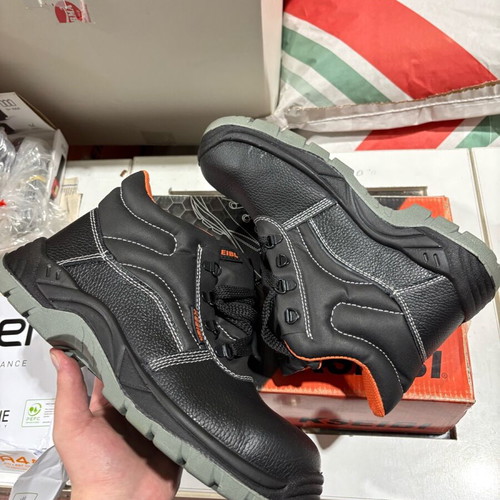 Work shoes new with and without protection sizes 40-46