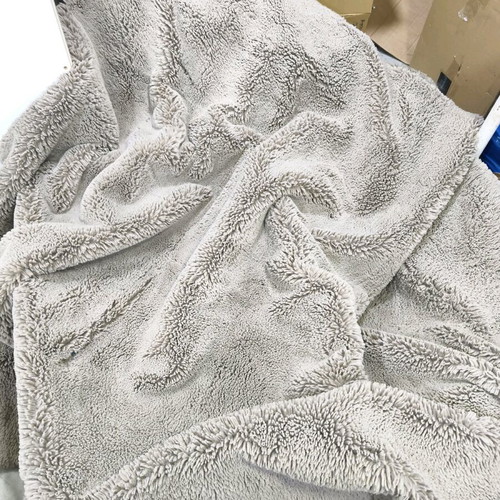 Beige fur rug 180x245cm like new polyester