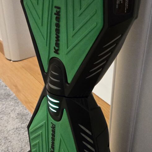 Kawasaki overboard KX-PRO 10.0 with large wheels and original charger