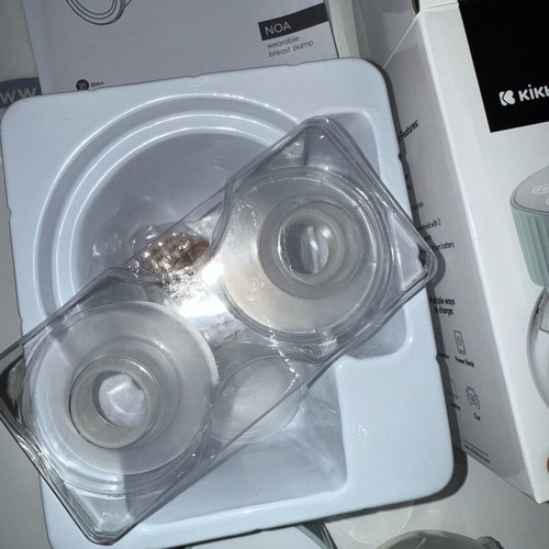 Kikkaboo electric wireless breast pump like new with 48 storage bags
