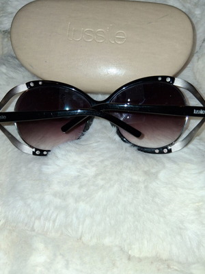 Lussile sunglasses with case, black
