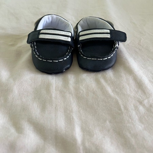 Chicco baby shoes size 17 like new, blue classic design