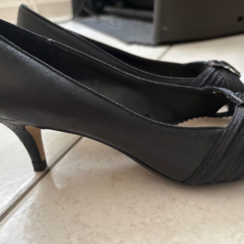 Black pumps new with regular heel, comfortable size 36