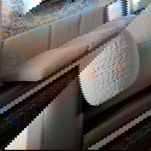 Γωνιακός καναπές μεταχειρισμένος με αλέκιαστο ύφασμα και δερματίνη