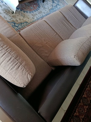 Γωνιακός καναπές μεταχειρισμένος με αλέκιαστο ύφασμα και δερματίνη