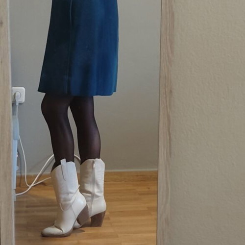 Coat in blue color like new, suitable for small and medium sizes