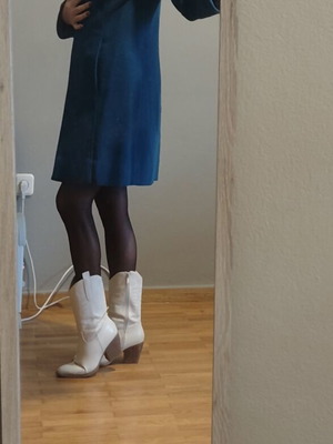 Coat in blue color like new, suitable for small and medium sizes