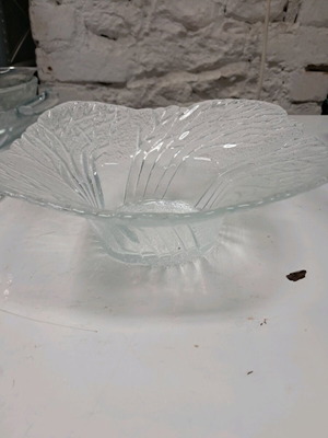 Large decorative embossed glass bowl fruit bowl like new