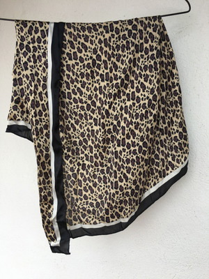 Giraffe Patterned Summer Scarf Handkerchief like new