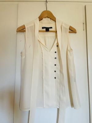 Marc by Marc Jacobs silk shirt beige sleeveless with decorative buttons and neck ribbon, like new