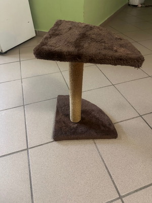 Cat Scratching Post like new, 8x18
