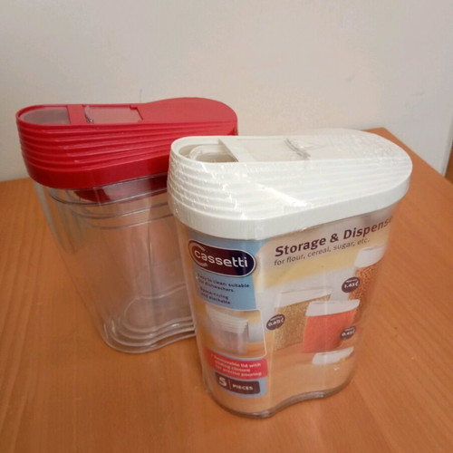 Cassetti set of 2 food storage containers new with lids