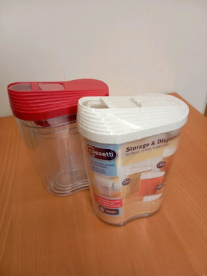Cassetti set of 2 food storage containers new with lids