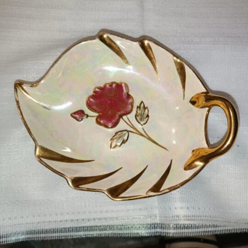 Vintage B&H Geschenke leaf-shaped decorative dish with gold trim like new