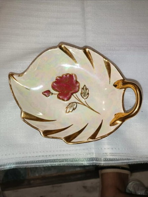 Vintage B&H Geschenke leaf-shaped decorative dish with gold trim like new