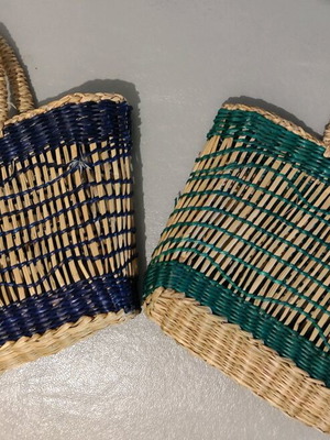 Small straw handheld bags like new