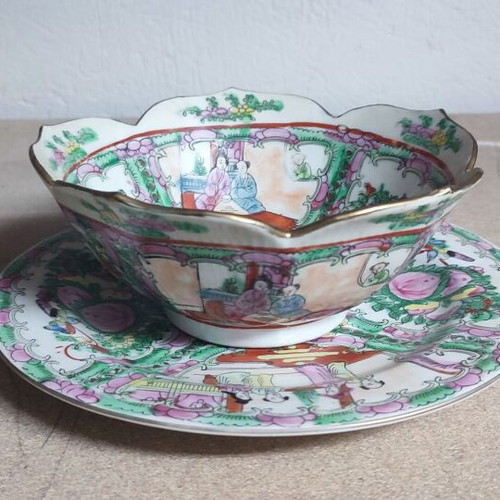 Vintage Chinese Rose Medallion Set with 17cm Bowl and 22.5cm Plate like new
