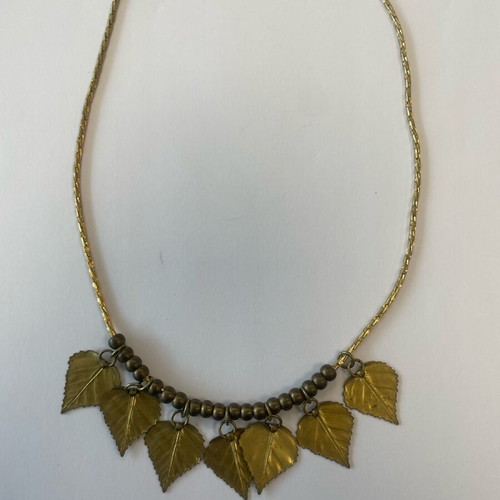 Necklace with 7 gold-tone hanging leaves like new