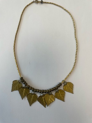 Necklace with 7 gold-tone hanging leaves like new